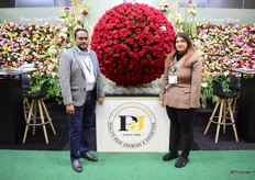 Amit Singh en Devki Dave van PJ Dave met hun rozen uit Kenia.